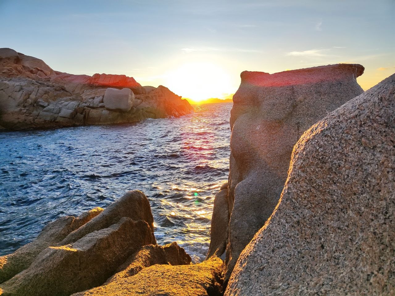 Tramonto tra le rocce